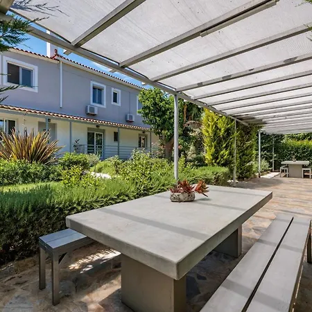 Artemis' Garden Skopelos stad
