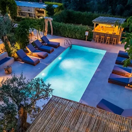 Artemis' Garden Skopelos stad