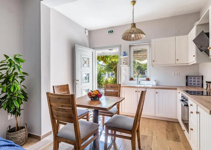 Artemis' Garden Apartment Skopelos Town